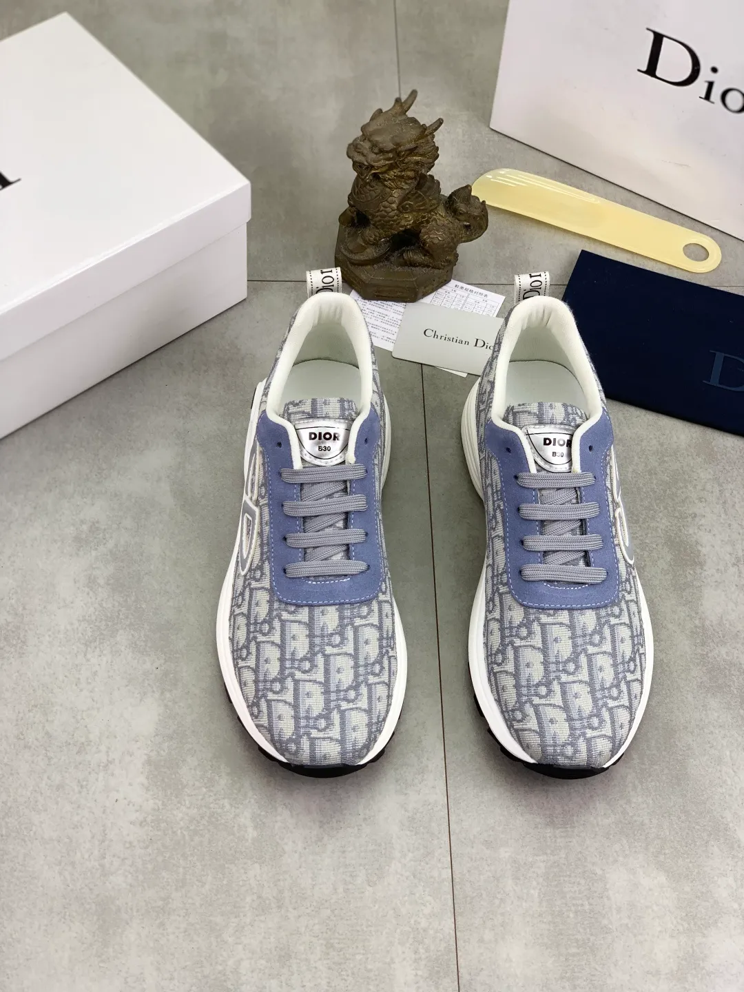 Men's shoes 💰P420 New Dior Chrono 2025 new product B30 series, in white and black fly woven series, decorated with computer-printed CD logo on both sides, star patch on the tongue and Dior logo on the heel, many details highlight the style. The interior is matched with the original color matching mesh, and the interior of the body is supported by low-temperature shaping sheets, and is filled with light feather cotton to keep the interior full and soft against the feet. The exclusive open-molded outsole adopts a one-piece molding process, so there is no need to worry about problems such as the opening and falling of sole decorative accessories. It is light and comfortable to wear, yet strong and wear-resistant. The two-color shoelaces are accessorized with exquisite metal five-pointed star pendants, creating a high-end, trendy and casual look at all times. Color: 5️⃣ colors available, code number: 38-44 (45 customized)